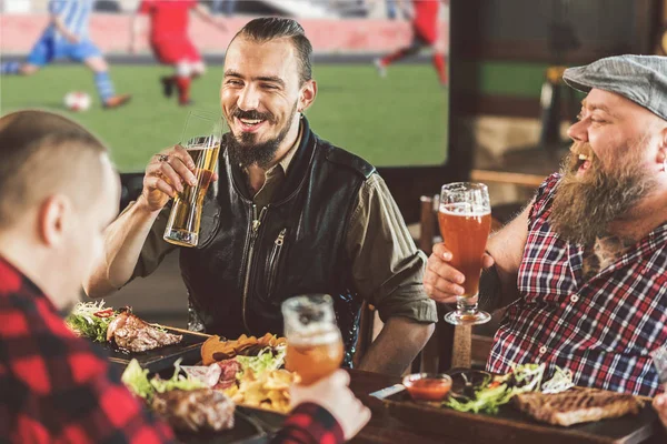 Bearded guys relaxing with beer in sports bar — Stock Photo, Image