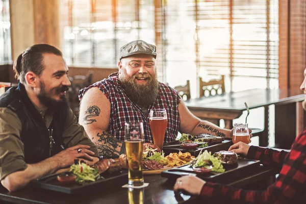 Happy bebaarde mannen ontspannen in pub — Stockfoto