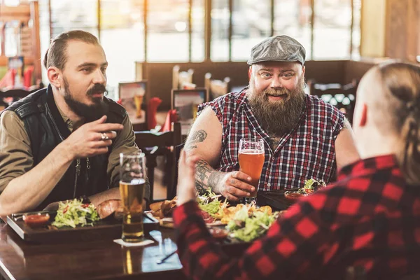 Beste vrienden doorbrengen van de tijd vrolijk in pub — Stockfoto