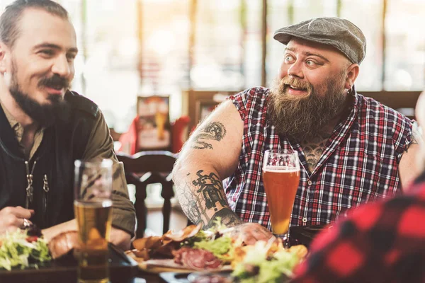 Aangename vrolijke mannen zitten aan tafel — Stockfoto