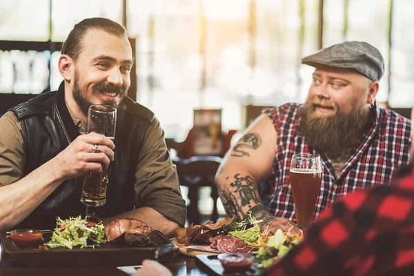 Vuxna glada män spenderar kvällen i bar — Stockfoto