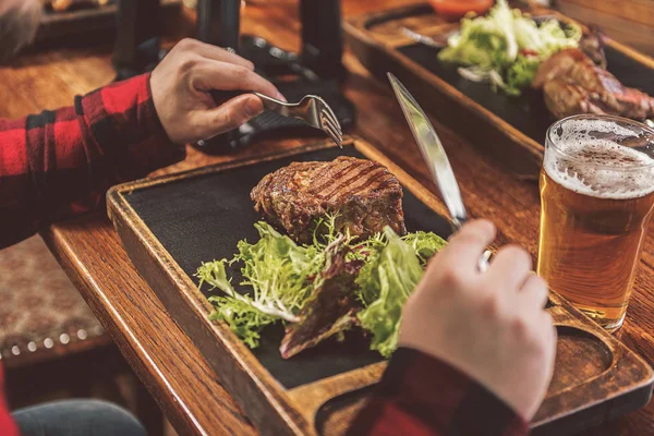 Carne suculenta y apetitosa en la mesa de madera — Foto de Stock