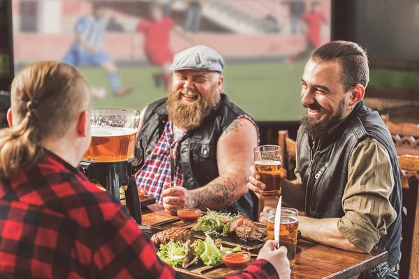 Positief aangename mannen eten in bar — Stockfoto