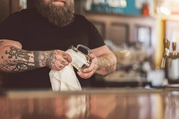 Gordo barbudo tapster laborando en pub —  Fotos de Stock