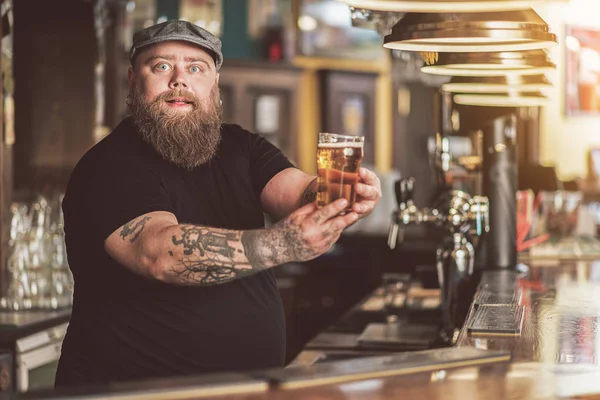 Cantinero de pie en la superficie en el pub — Foto de Stock