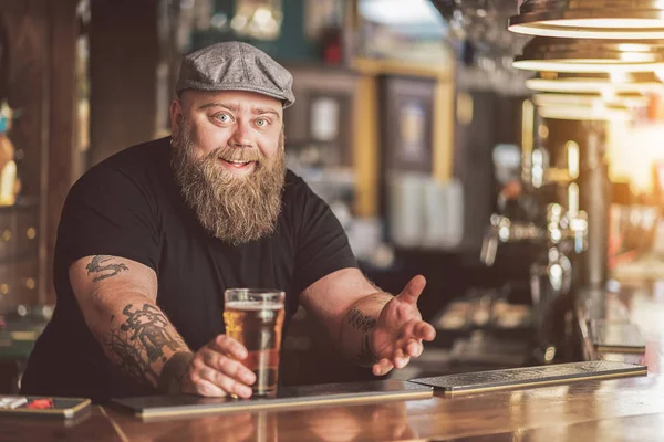 Позитивный толстый бармен, стоящий на рабочем месте — стоковое фото