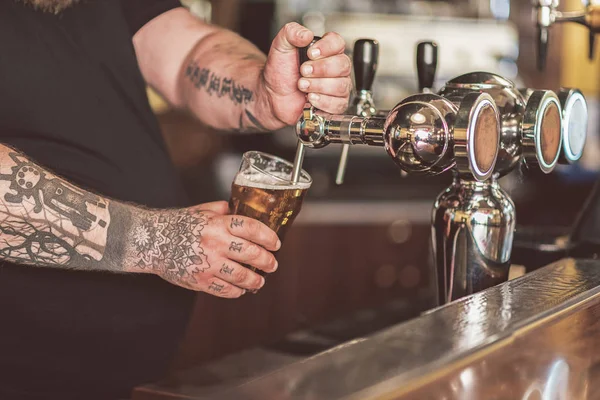 Cantinero vertiendo cerveza fresca — Foto de Stock