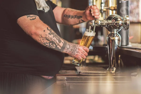 Gordo de pie en el mostrador del bar con taza de cerveza — Foto de Stock