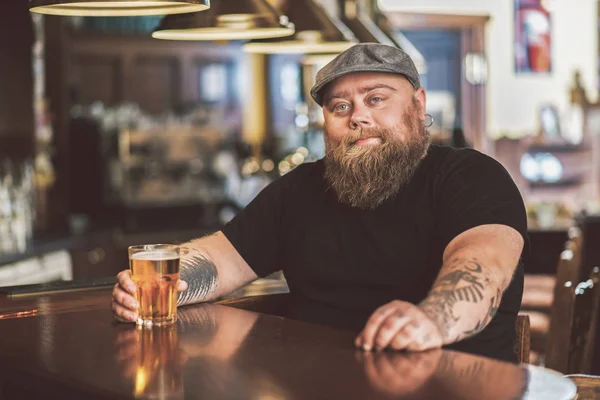 Positieve bebaarde zwaarlijvige mannen drinken van drank in staaf — Stockfoto