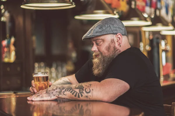 Tipo pensativo bebiendo cerveza light ale en el pub — Foto de Stock