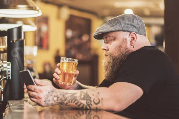 Un tipo pensativo que pasa tiempo solo en el pub. — Foto de Stock