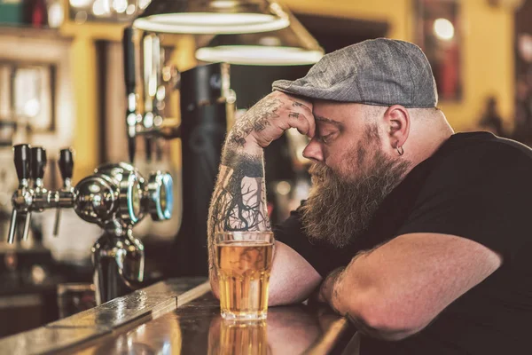 Ensam vuxen kille sitter i pub eftertänksamt — Stockfoto