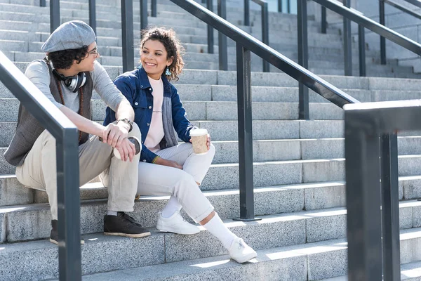 Alegre jovem casal passar tempo ao ar livre — Fotografia de Stock