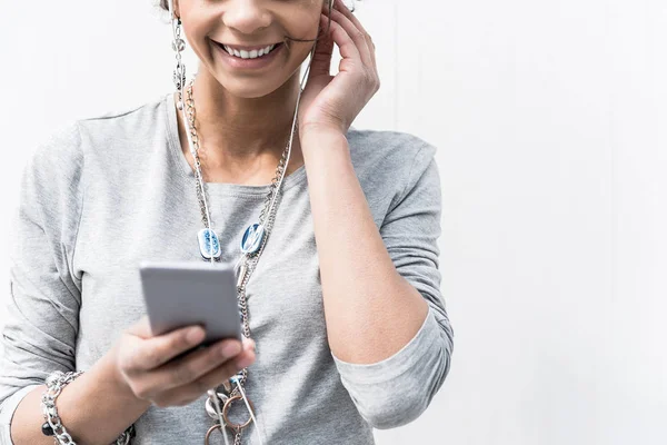 Menina elegante alegre está usando móveis ao ar livre — Fotografia de Stock