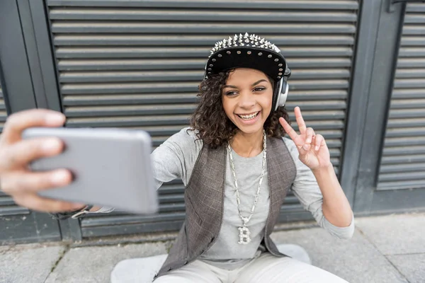 Joyful jovem hipster fêmea está descansando na rua — Fotografia de Stock