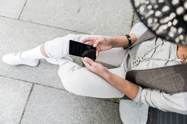 Adolescente na moda está digitando no smartphone — Fotografia de Stock