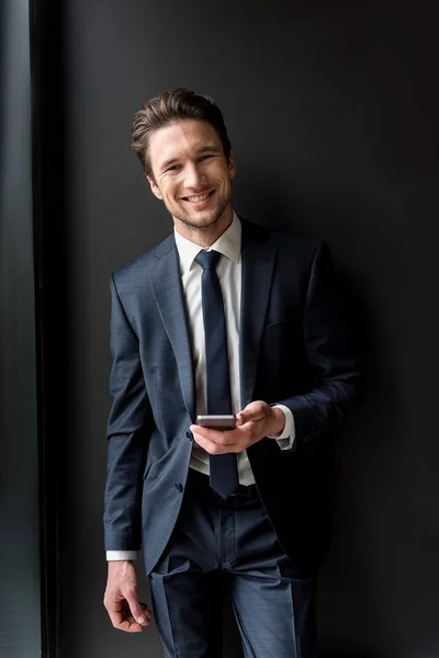 Encantado hombre agradable está disfrutando de tiempo de descanso — Foto de Stock