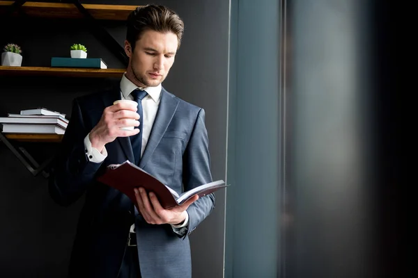 Trevlig trygg pensel kille står i kontor med kaffe — Stockfoto