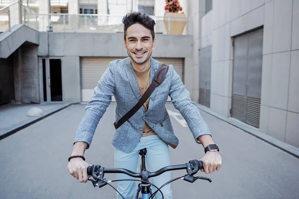 Смешной улыбающийся мужчина за рулем велосипеда — стоковое фото