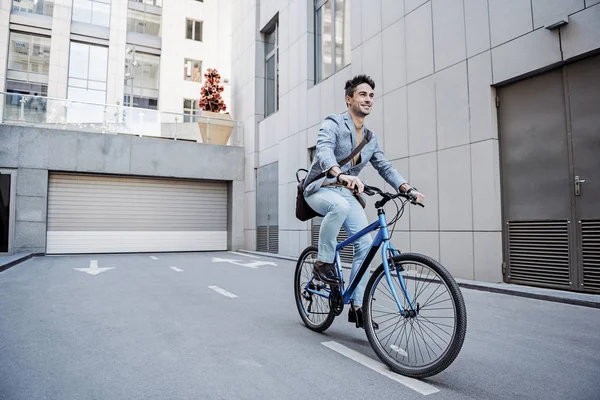 Счастливый улыбающийся мужчина на велосипеде — стоковое фото