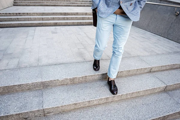 Occupato elegante persona maschile a piedi — Foto Stock