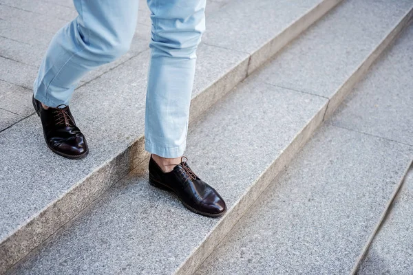 Активный стильный мужчина идет по ступенькам — стоковое фото