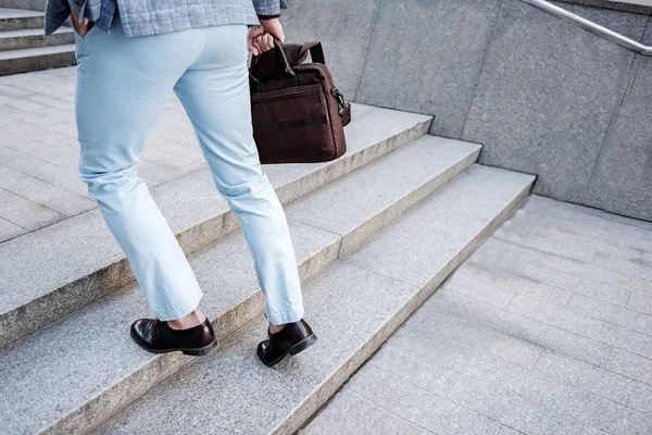 階段を克服するために活発なエレガントな男性人 — ストック写真