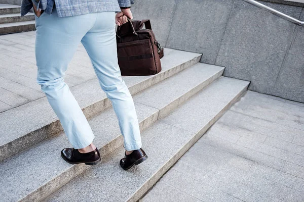 Homme élégant actif surmontant les escaliers — Photo