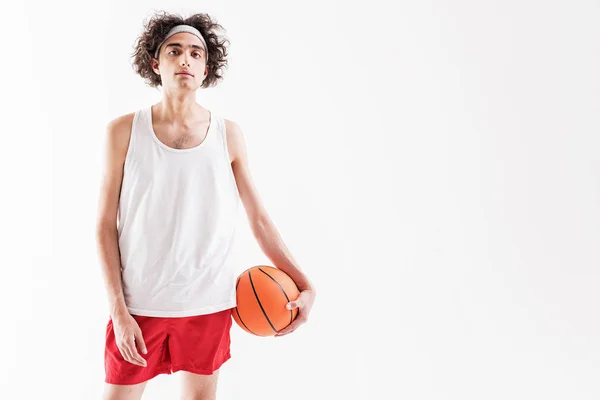 Vážnou hubený chlap hrát basketbal — Stock fotografie