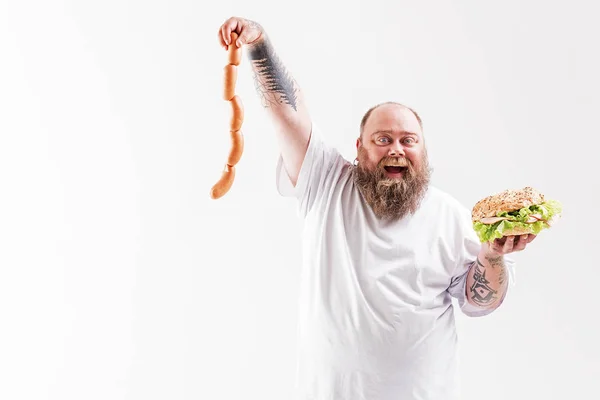 Ευτυχισμένος χοντρό άντρα εκμετάλλευση κρέατος και σάντουιτς — Φωτογραφία Αρχείου