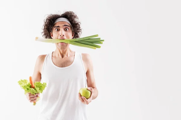 Тощий парень ест только овощи — стоковое фото