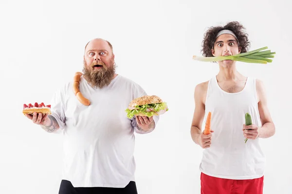 Толстые и худые мужчины с разным питанием — стоковое фото