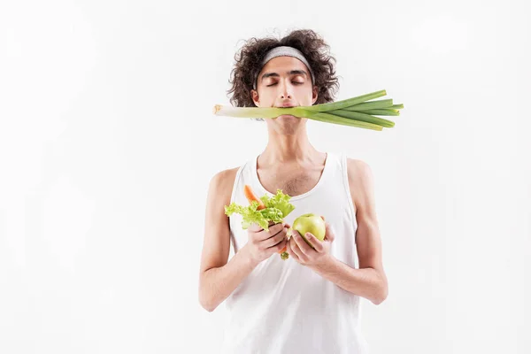 Serine sottile giovane uomo con cibo sano — Foto Stock