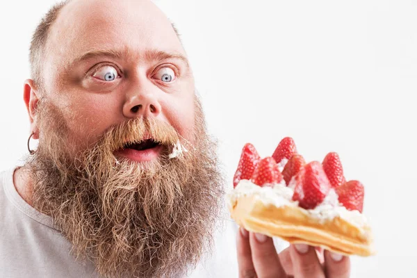 Hungriger dicker Mann isst leckeres Dessert — Stockfoto