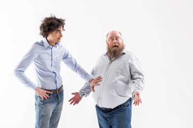 İronik ince adam yağlı karın hayran
