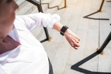 Açık havada basamaklardan önce zamanı kaydetti sakin üst düzey Bayan