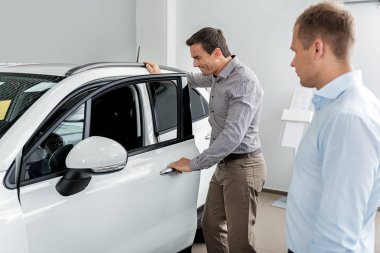 Otomobil tasarım izlerken gülümseyen ziyaretçi