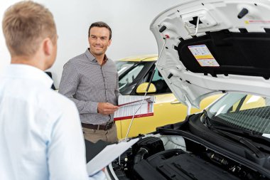 Neşeli adam Ajan araba Bayilik ile konuşma