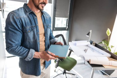 Neşeli gülümseyen adam çalışmalarında