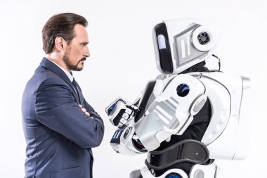 Cyborg seyir kararlı erkek kişi