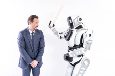 Huysuz android yetişkin çalışan tehdit ediyor