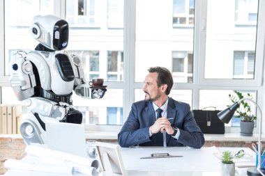 Robot-yardımcı içecek gülümseyen çalışan için getiriyor