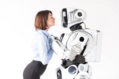 Çekici kız cyborg elinde tutarken aşk ifade