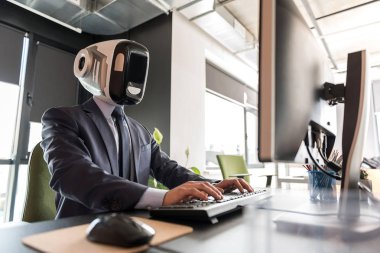 Hoş robot konsantrasyon ile çalışma