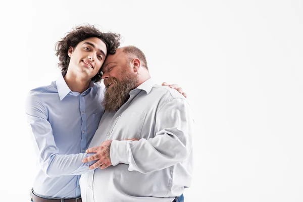 Freudige zwei liebende Paar von Männern umarmen — Stockfoto