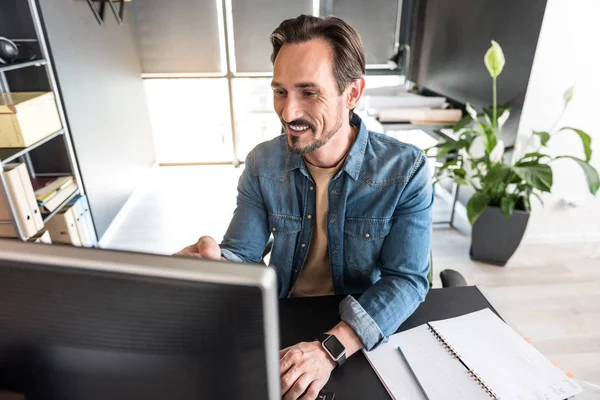 Feliz sorridente homem usando laptop para o trabalho — Fotografia de Stock