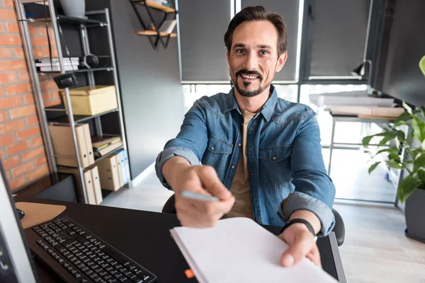 Feliz trabajador de oficina sonriente sosteniendo papeles — Foto de Stock