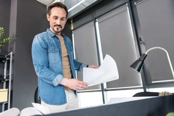 Feliz hombre sonriente haciendo su trabajo — Foto de Stock