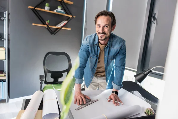 Feliz empleado sonriente trabajando en el proyecto — Foto de Stock