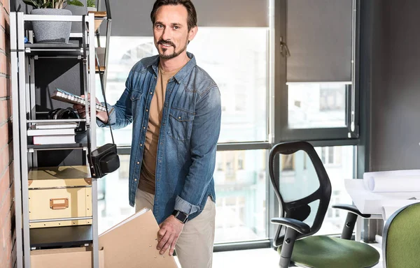 Feliz hombre sonriente trabajando en la oficina — Foto de Stock